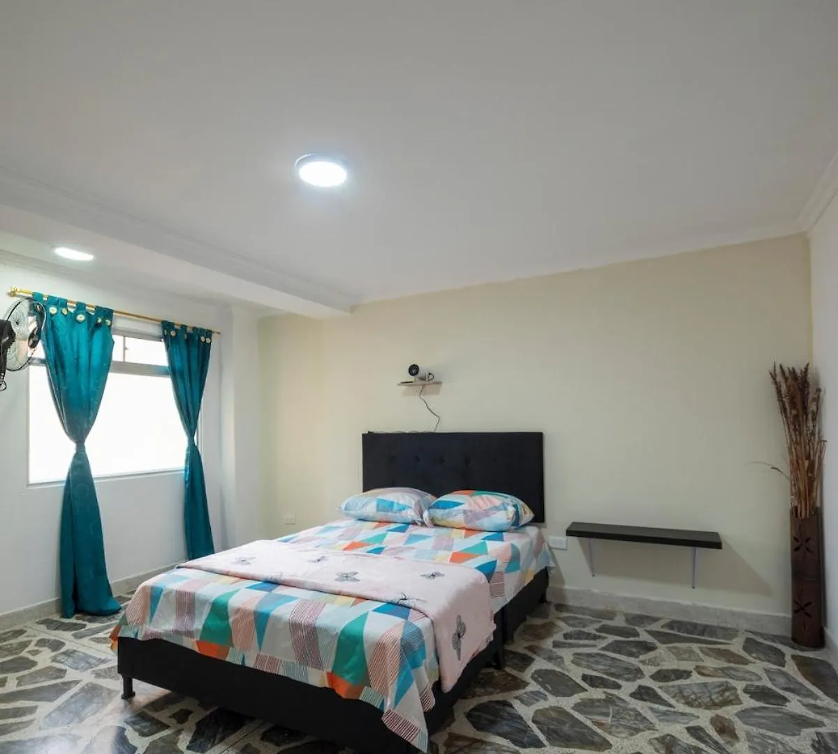 아파트 Your Home Away From Home 메딜린