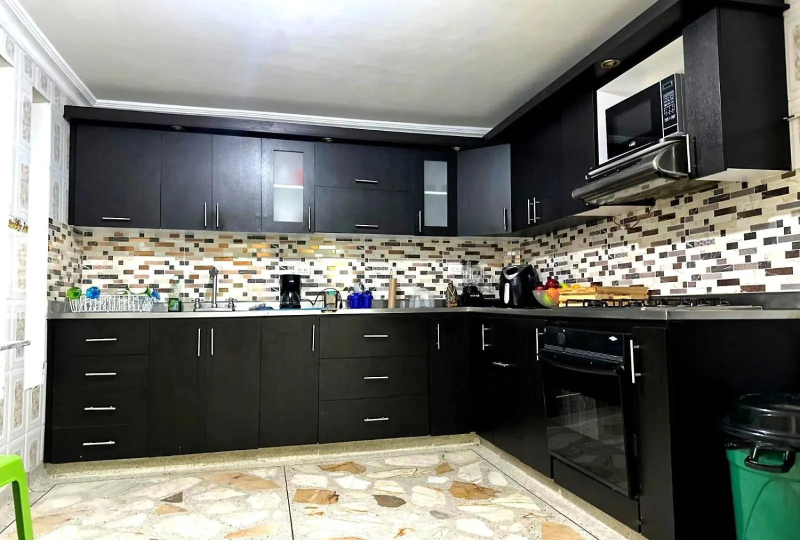 Your Home Away From Home 메딜린 아파트